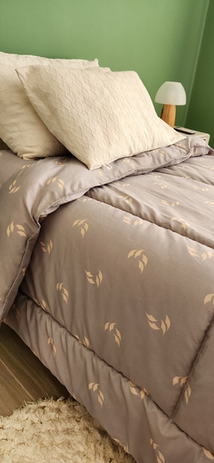 ACOLCHAD TWIN EXCLUSIVOS MOD. GRIS ELEFANTE CON PLUMAS MANTECA