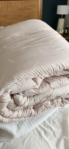 Imagen de ACOLCHADO QUEEN EXCLUSIVOS LINEA ROSA VIEJO CON DETALLE FLOR