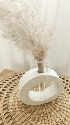 Florero de forma Orgánica de Cemento Blanco en internet