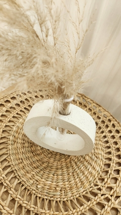 Florero de forma Orgánica de Cemento Blanco - comprar online