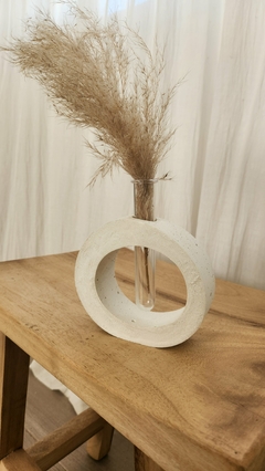 Florero de forma Orgánica de Cemento Blanco - Ay Que Amor