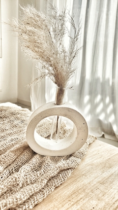 Florero de forma Orgánica de Cemento Blanco