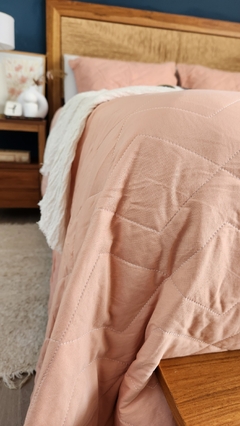 COBERTOR DE VERANO REVERSIBLE KING LINEA HOTEL - ROSA VIEJO + 2 FUNDAS DE REGALO 50X70 - - Ay Que Amor