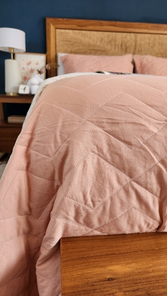 COBERTOR DE VERANO REVERSIBLE KING LINEA HOTEL - ROSA VIEJO + 2 FUNDAS DE REGALO 50X70 - en internet
