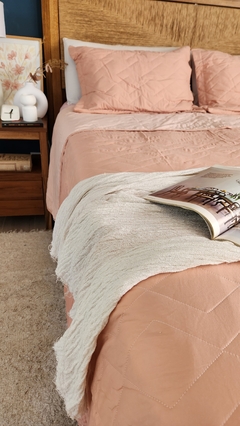 Imagen de COBERTOR DE VERANO REVERSIBLE KING LINEA HOTEL - ROSA VIEJO + 2 FUNDAS DE REGALO 50X70 -