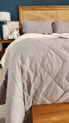 Imagen de COBERTOR DE VERANO REVERSIBLE TWIN LINEA HOTEL - GRIS ELEFANTE + 1 FUNDA DE REGALO 50X70