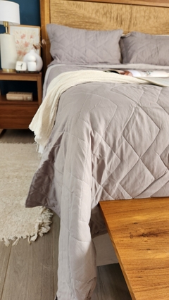COBERTOR DE VERANO REVERSIBLE QUEEN LINEA HOTEL - GRIS ELEFANTE + 2 FUNDAS DE REGALO 50X70
