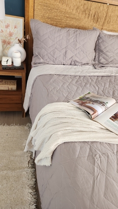 COBERTOR DE VERANO REVERSIBLE QUEEN LINEA HOTEL - GRIS ELEFANTE + 2 FUNDAS DE REGALO 50X70 en internet