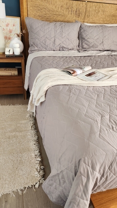 COBERTOR DE VERANO REVERSIBLE QUEEN LINEA HOTEL - GRIS ELEFANTE + 2 FUNDAS DE REGALO 50X70