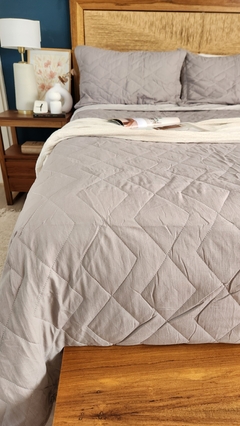 Imagen de COBERTOR DE VERANO REVERSIBLE QUEEN LINEA HOTEL - GRIS ELEFANTE + 2 FUNDAS DE REGALO 50X70