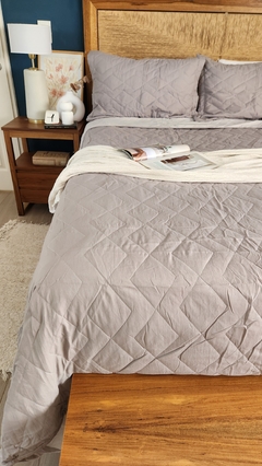 COBERTOR DE VERANO REVERSIBLE QUEEN LINEA HOTEL - GRIS ELEFANTE + 2 FUNDAS DE REGALO 50X70 - tienda online