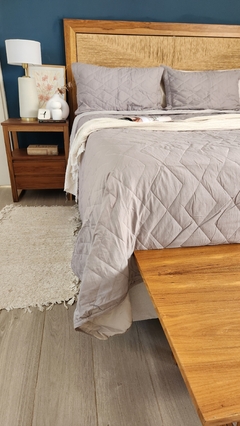 Imagen de COBERTOR DE VERANO REVERSIBLE KING LINEA HOTEL - GRIS ELEFANTE + 2 FUNDAS DE REGALO 50X70