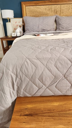 COBERTOR DE VERANO REVERSIBLE QUEEN LINEA HOTEL - GRIS ELEFANTE + 2 FUNDAS DE REGALO 50X70 - comprar online