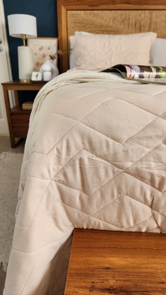 COBERTOR DE VERANO REVERSIBLE QUEEN LINEA HOTEL - NATURAL + 2 FUNDAS DE REGALO 50X70 - tienda online