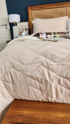 Imagen de COBERTOR DE VERANO REVERSIBLE KING LINEA HOTEL - NATURAL + 2 FUNDAS DE REGALO 50X70