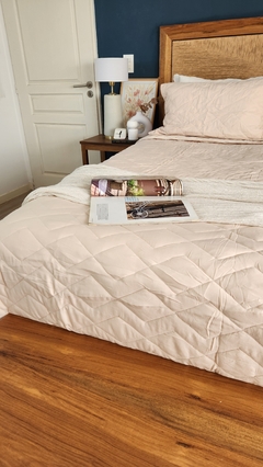 COBERTOR DE VERANO REVERSIBLE QUEEN LINEA HOTEL - NATURAL + 2 FUNDAS DE REGALO 50X70 - comprar online