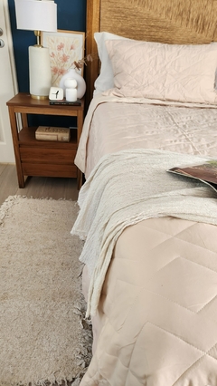 Imagen de COBERTOR DE VERANO REVERSIBLE TWIN LINEA HOTEL - NATURAL + 1 FUNDAS DE REGALO 50X70