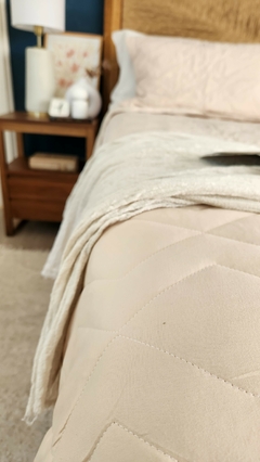 COBERTOR DE VERANO REVERSIBLE QUEEN LINEA HOTEL - NATURAL + 2 FUNDAS DE REGALO 50X70