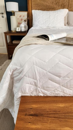 COBERTOR DE VERANO REVERSIBLE TWIN LINEA HOTEL - OFF WHITE + 1 FUNDAS DE REGALO 50X70 - comprar online
