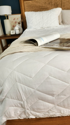 COBERTOR DE VERANO REVERSIBLE TWIN LINEA HOTEL - OFF WHITE + 1 FUNDAS DE REGALO 50X70 - tienda online