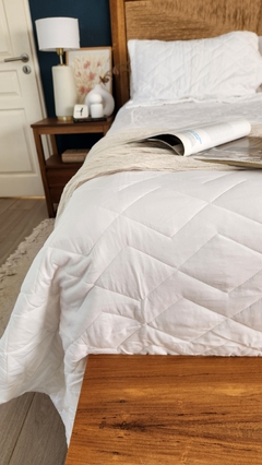 Imagen de COBERTOR DE VERANO REVERSIBLE TWIN LINEA HOTEL - OFF WHITE + 1 FUNDAS DE REGALO 50X70