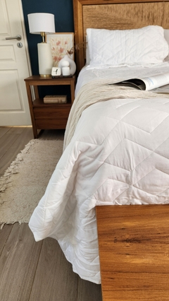 COBERTOR DE VERANO REVERSIBLE TWIN LINEA HOTEL - OFF WHITE + 1 FUNDAS DE REGALO 50X70 - Ay Que Amor