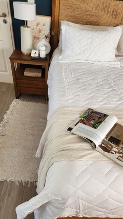 COBERTOR DE VERANO REVERSIBLE TWIN LINEA HOTEL - OFF WHITE + 1 FUNDAS DE REGALO 50X70 en internet