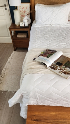Imagen de COBERTOR DE VERANO REVERSIBLE KING LINEA HOTEL - OFF WHITE + 2 FUNDAS DE REGALO 50X70