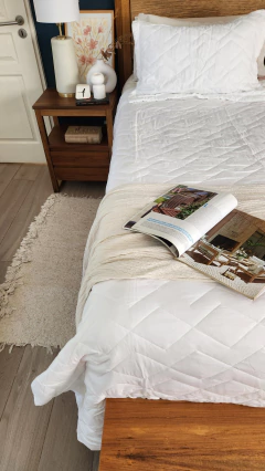 COBERTOR DE VERANO REVERSIBLE TWIN LINEA HOTEL - OFF WHITE + 1 FUNDAS DE REGALO 50X70 - comprar online