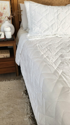 COBERTOR DE VERANO REVERSIBLE KING LINEA HOTEL - OFF WHITE + 2 FUNDAS DE REGALO 50X70