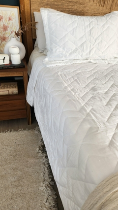 COBERTOR DE VERANO REVERSIBLE KING LINEA HOTEL - OFF WHITE + 2 FUNDAS DE REGALO 50X70 en internet