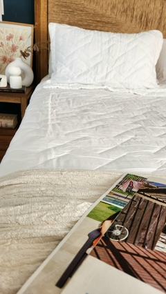COBERTOR DE VERANO REVERSIBLE KING LINEA HOTEL - OFF WHITE + 2 FUNDAS DE REGALO 50X70 - comprar online