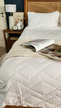 COBERTOR DE VERANO REVERSIBLE TWIN LINEA HOTEL - OFF WHITE + 1 FUNDAS DE REGALO 50X70