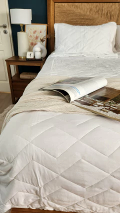 COBERTOR DE VERANO REVERSIBLE TWIN LINEA HOTEL - OFF WHITE + 1 FUNDAS DE REGALO 50X70