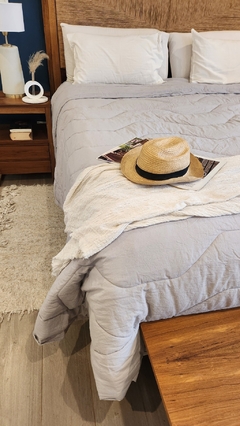 COBERTOR DE VERANO DE TUSOR REVERSIBLE 100% ALGODON QUEEN LINEA HOTEL - GRIS/OFF WHITE - comprar online