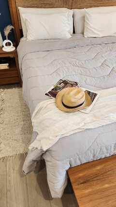 Imagen de COBERTOR DE VERANO DE TUSOR REVERSIBLE 100% ALGODON QUEEN LINEA HOTEL - GRIS/OFF WHITE