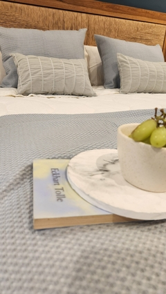 FUNDA ALMOHADÓN NIDO DE ABEJA GRIS CLARO - Ay Que Amor