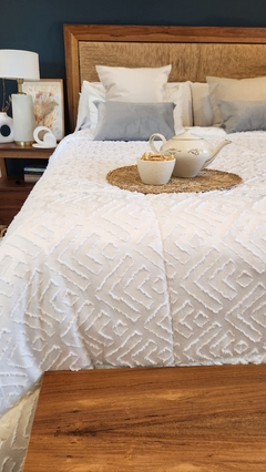 ACOLCHADO QUEEN JACQUARD DISEÑO HOTELERO - Blanco - en internet