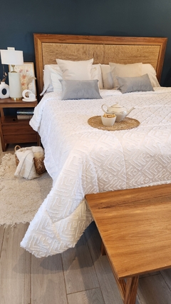 ACOLCHADO QUEEN JACQUARD DISEÑO HOTELERO - Blanco - - Ay Que Amor