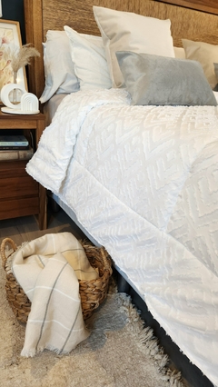ACOLCHADO QUEEN JACQUARD DISEÑO HOTELERO - Blanco - - comprar online