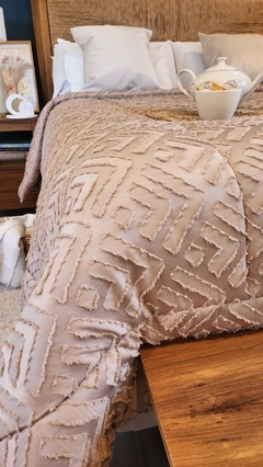 ACOLCHADO QUEEN JACQUARD DISEÑO HOTELERO - Tostado - - tienda online