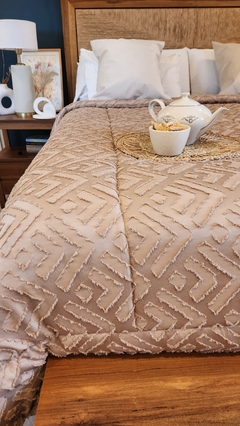 ACOLCHADO QUEEN JACQUARD DISEÑO HOTELERO - Tostado - - Ay Que Amor