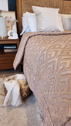 Imagen de ACOLCHADO QUEEN JACQUARD DISEÑO HOTELERO - Tostado -