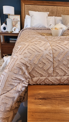 ACOLCHADO QUEEN JACQUARD DISEÑO HOTELERO - Tostado -