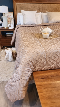 ACOLCHADO QUEEN JACQUARD DISEÑO HOTELERO - Tostado - - Ay Que Amor