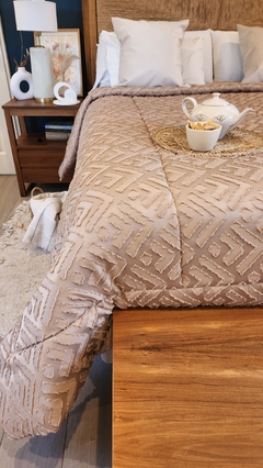 ACOLCHADO QUEEN JACQUARD DISEÑO HOTELERO - Tostado - en internet