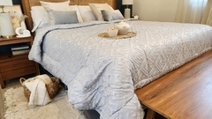 Imagen de ACOLCHADO QUEEN JACQUARD DISEÑO HOTELERO - Gris-