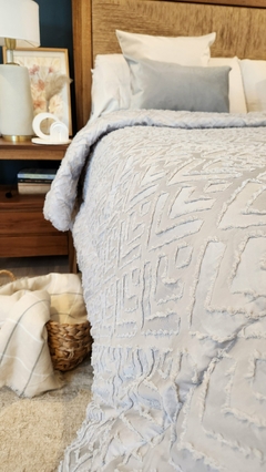ACOLCHADO QUEEN JACQUARD DISEÑO HOTELERO - Gris- - Ay Que Amor