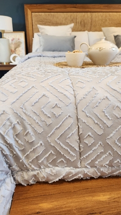 ACOLCHADO QUEEN JACQUARD DISEÑO HOTELERO - Gris-