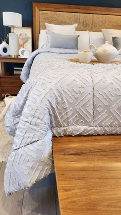 ACOLCHADO QUEEN JACQUARD DISEÑO HOTELERO - Gris- - Ay Que Amor